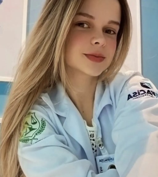 Yanni Vitorino de jaleco