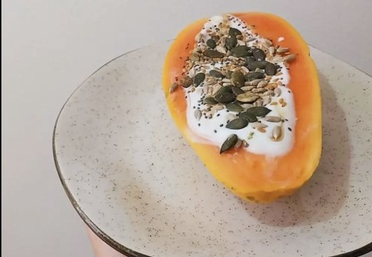 Mamão com iogurte e sementes