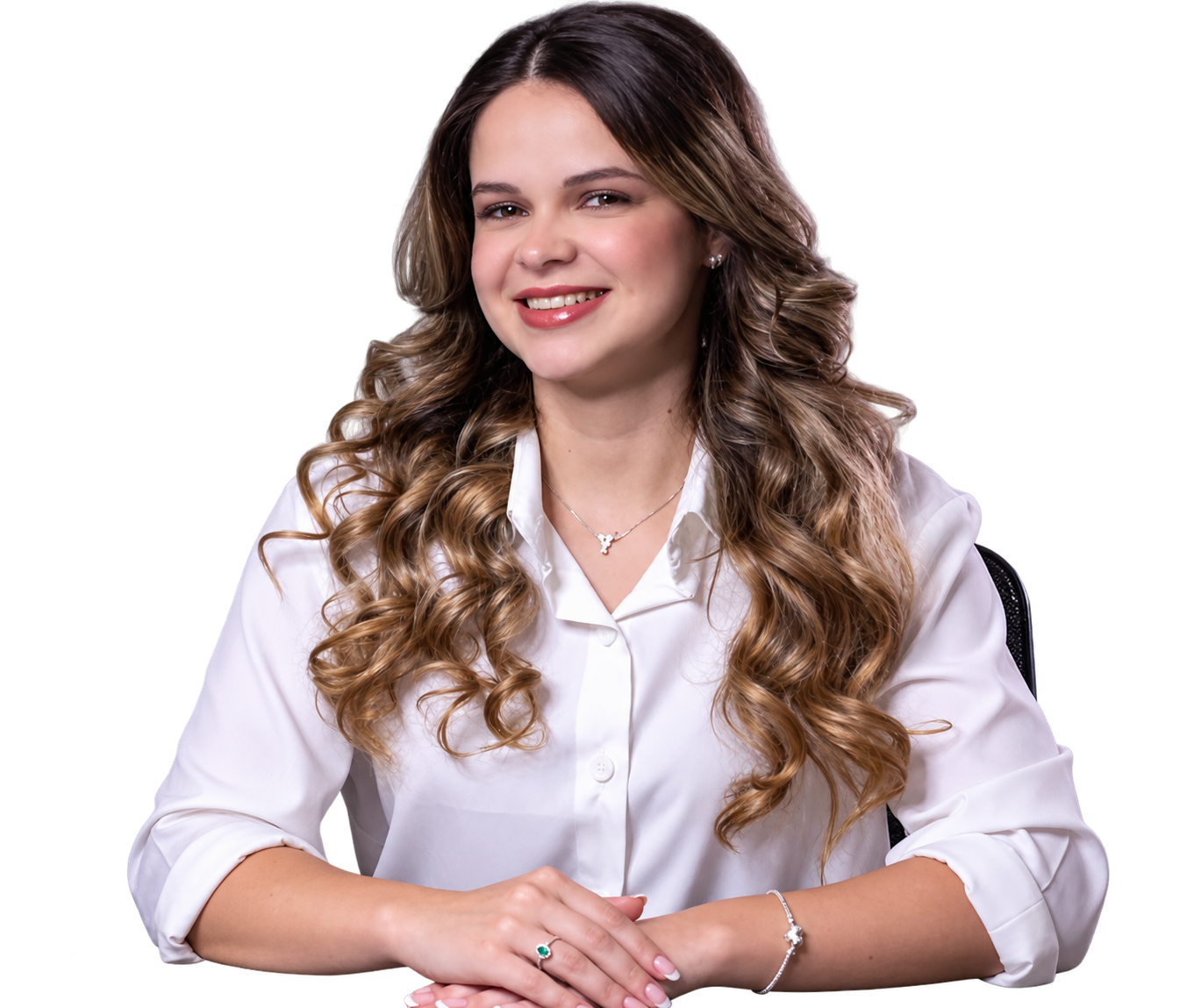 Yanni Vitorino sorrindo, com camisa branca e mãos cruzadas